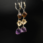 Boucles d'oreilles pendantes pour femme en améthyste violette et citrine dorée en argent 925 sur satin blanc