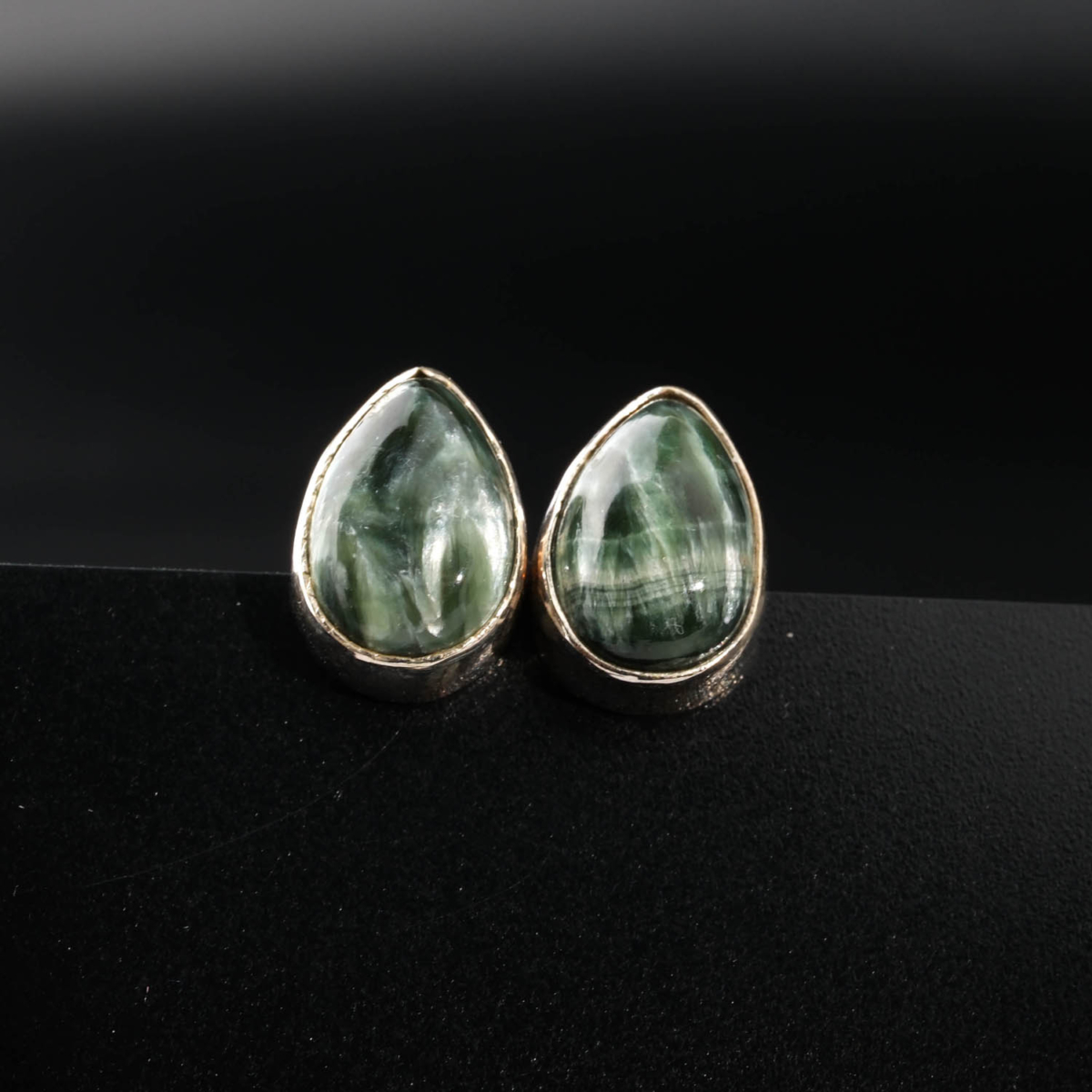 Boucles d'oreilles clous en argent 925 ornées de séraphinite naturelle taillée en goutte cabochon