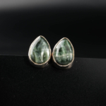 Boucles d'oreilles clous en argent 925 ornées de séraphinite naturelle taillée en goutte cabochon