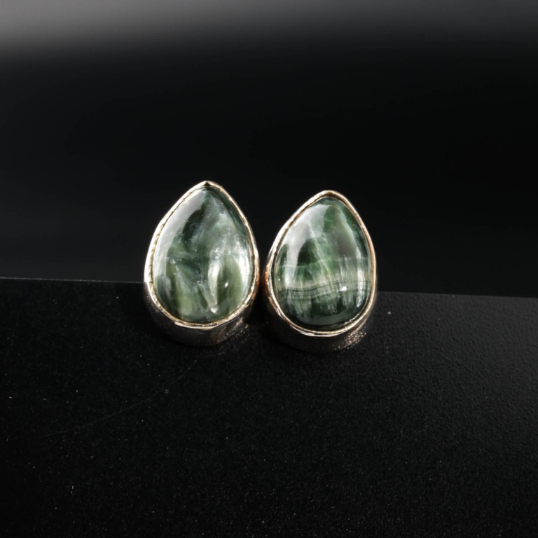 Boucles d'oreilles clous en argent 925 ornées de séraphinite naturelle taillée en goutte cabochon