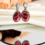 Somptueuses boucles d'oreilles pendantes en argent 925 ornées de grenat facetté opale et véritables diamants.