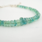 Bracelet délicat en argent 925 pour femme orné de véritables perles rondelles d'émeraude naturelle facettée