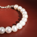 Bracelet féminin élégant en véritables perles d'océan blanches fermoir et chaîne de rallonge en argent 925.