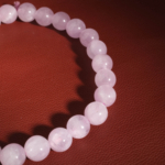 Bracelet féminin élastique composé de perles rondes de kunzite naturelle rose pastel de qualité supérieure.