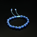 Bracelet artisanal unisexe avec perles de lapis-lazuli naturel 8mm qualité supérieure 5A et cordon turquoise sur satin blanc.
