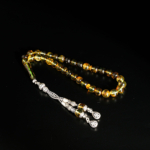 Chapelet artisanal de collection avec 33 perles rondes en ambre naturel fossile et gland en argent 925 sur satin blanc.