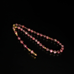 Chapelet artisanal 33 perles en grenat rouge naturel et hématite dorée sur fond blanc épuré.