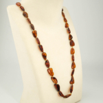 Collier pour adulte en véritable ambre cognac foncé de la Baltique certifié forme goutte plate