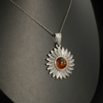 925 zilveren damesketting ontworpen met originele barnsteen en zonnebloemmotief.