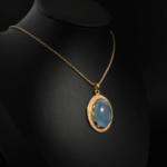 Collier médaillon pour femme avec aigue-marine naturelle cabochon et halo en zircon blanc en argent 925 doré sur satin blanc
