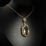 Collier raffiné pour femme avec améthyste verte prasiolite naturelle et entourage de saphirs multicolores en argent 925 sur satin blanc.