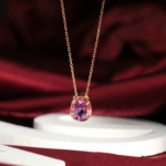 Collier délicat pour femme en argent 925 plaqué or rose orné d'une améthyste naturelle facettée.
