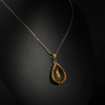 Collier solitaire pour femme avec pendentif goutte en citrine jaune naturelle facettée et argent 925 plaqué or sur satin blanc[