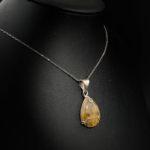 Collier fin pour femme avec pendentif goutte en quartz rutile doré naturel facetté et chaîne argent 925 sur satin blanc