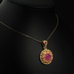 Collier médaillon pour femme en rubis cabochon naturel et argent 925 plaqué or orné de motifs ajourés sur satin blanc