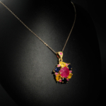 Collier pendentif fleur pour femme en rubis naturel, saphir jaune et saphir bleu en argent 925 plaqué or sur satin blanc