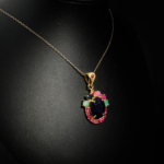 Collier médaillon royal pour femme avec saphir bleu naturel, rubis et émeraudes en argent 925 plaqué or sur satin blanc.