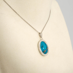 Damen Anhänger Kette aus 925 Silber mit echtem persischem Türkis Cabochon und Glitzer-Halo auf weißer Seid