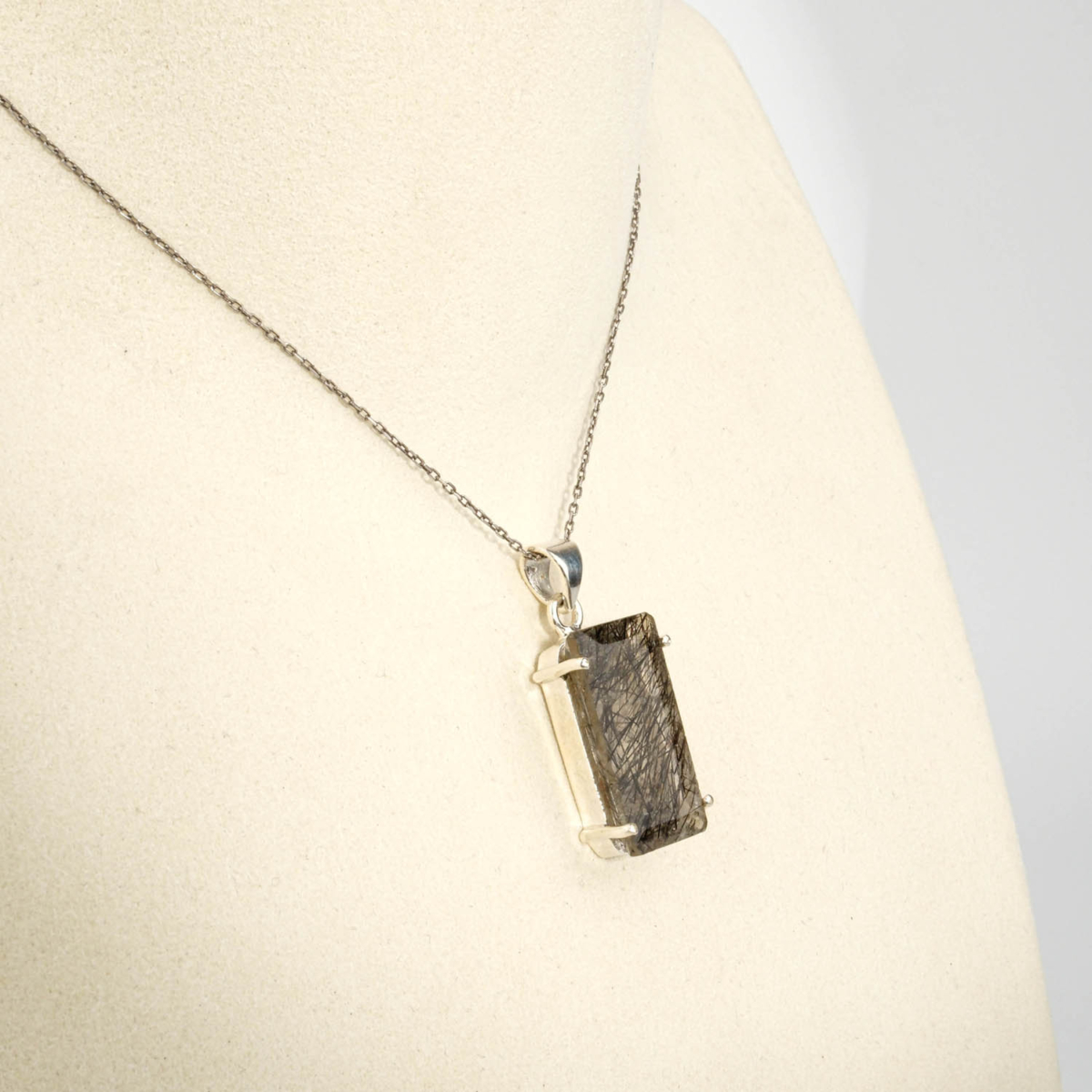 Damen Anhänger Kette aus 925 Silber mit facettiertem rechteckigem Rutilquarz mit schwarzen Turmalinnadeln auf weißer Seide