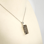 Damen Anhänger Kette aus 925 Silber mit facettiertem rechteckigem Rutilquarz mit schwarzen Turmalinnadeln auf weißer Seide