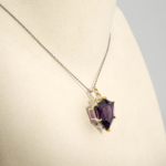 Damen Anhänger Kette aus 925 Silber mit geometrischem facettiertem Amethyst und blauem Topas auf weißer Seid