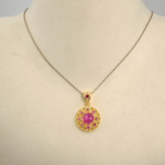 Damen Medaillon Halskette aus 925 Silber vergoldet mit echtem rundem Rubin Cabochon und Ornamenten auf Seide