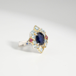 Damen Ring aus 925 Silber mit ovalem blauem Saphir, blauem Topas und rosa Turmalin auf weißer Seide.