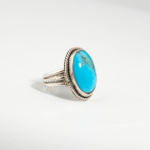 Damen Vintage Ring aus 925 Silber mit echtem persischem Nishapur Türkis Cabochon auf weißer Seide.