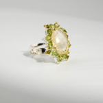 Eleganter Damen Statement Ring aus 925 Silber vergoldet mit natürlichem Citrin, Peridot und grünem Tsavorit auf Seide.