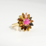 Damen Blumenring aus 925 Silber vergoldet mit natürlichem rosa Rubin Cabochon und bunten Turmalinen auf Seide.