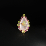 Damen Ring aus 925 Silber mit facettiertem Rosenquarz, Opal-Akzent, Peridot und Rubellit-Turmalin auf rotem Samt.