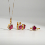 Damen Schmuckset aus 925 Silber vergoldet mit ovalem Rubin und Diamant-Halo bestehend aus Kette, Ring und Ohrringen.