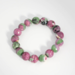Hochwertiges unisex Perlenarmband mit echten facettierten Rubin-Zoisit Kugeln 11-12mm