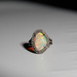 Bague raffinée en argent 925 vieilli ornée d'une opale naturelle poire sertie d'une monture style diamant.
