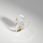 Hochwertiger 925 Silber Damenring mit echtem ovalem Mondstein und feinem Blauschimmer.