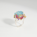 Meisterhafter 925 Silber Damenring mit handgeschnitzter Aquamarin-Blüte und zartem rosa Turmalin-Schmetterling auf schwarzem Hintergrund.