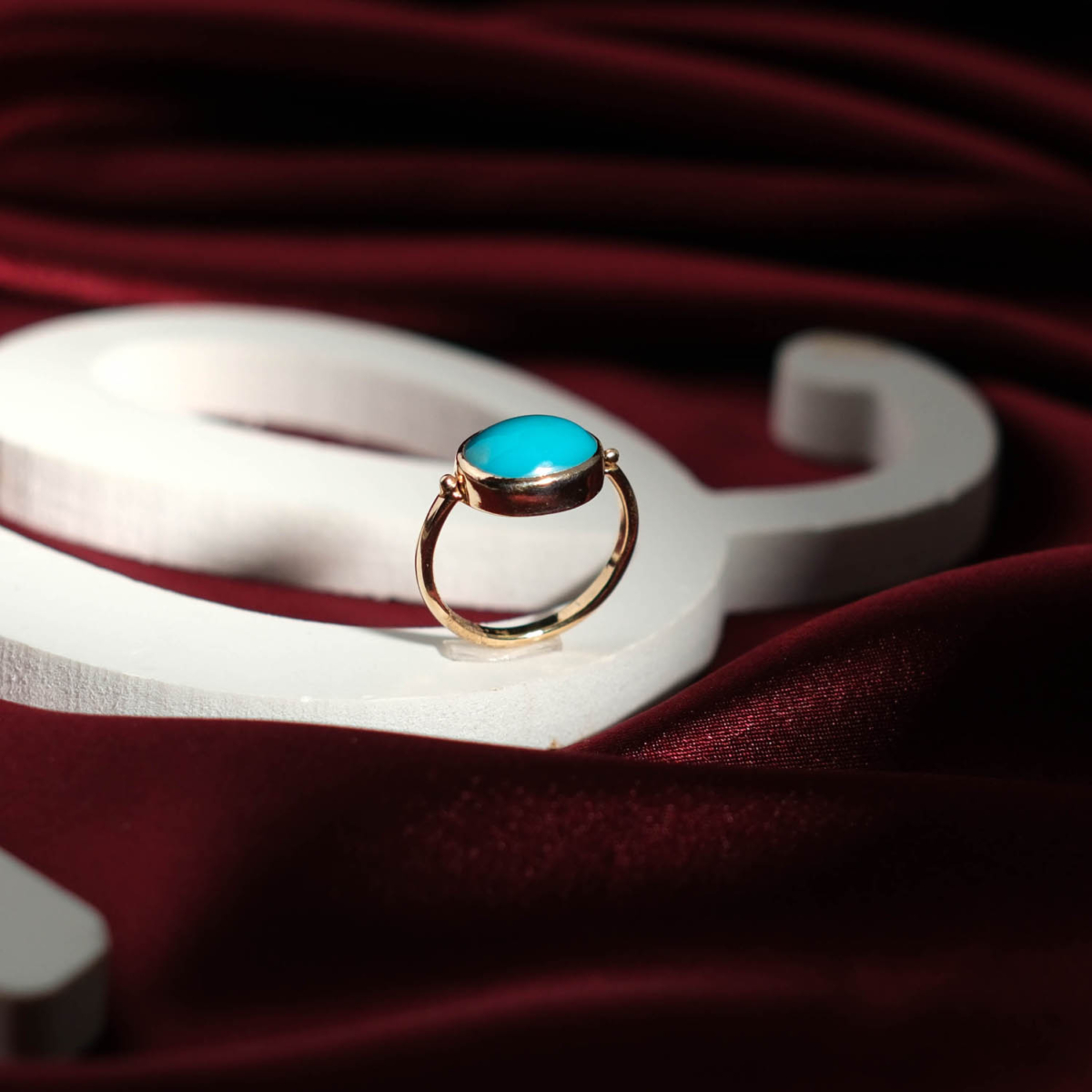 kadın yüzük[cite: 23]. Genuine natural Arizona Sleeping Beauty turquoise oval cabochon yellow gold plated 925 silver minimalist ring