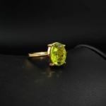 Bague solitaire féminine en argent 925 plaqué or ornée d'un péridot vert olive naturel facetté.