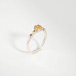 Bague solitaire pour femme en argent 925 sertie d'une citrine jaune naturelle taillée en rond facetté.