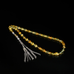 Chapelet traditionnel avec 33 perles en ambre naturel fossile et gland en argent 925 sur satin blanc.