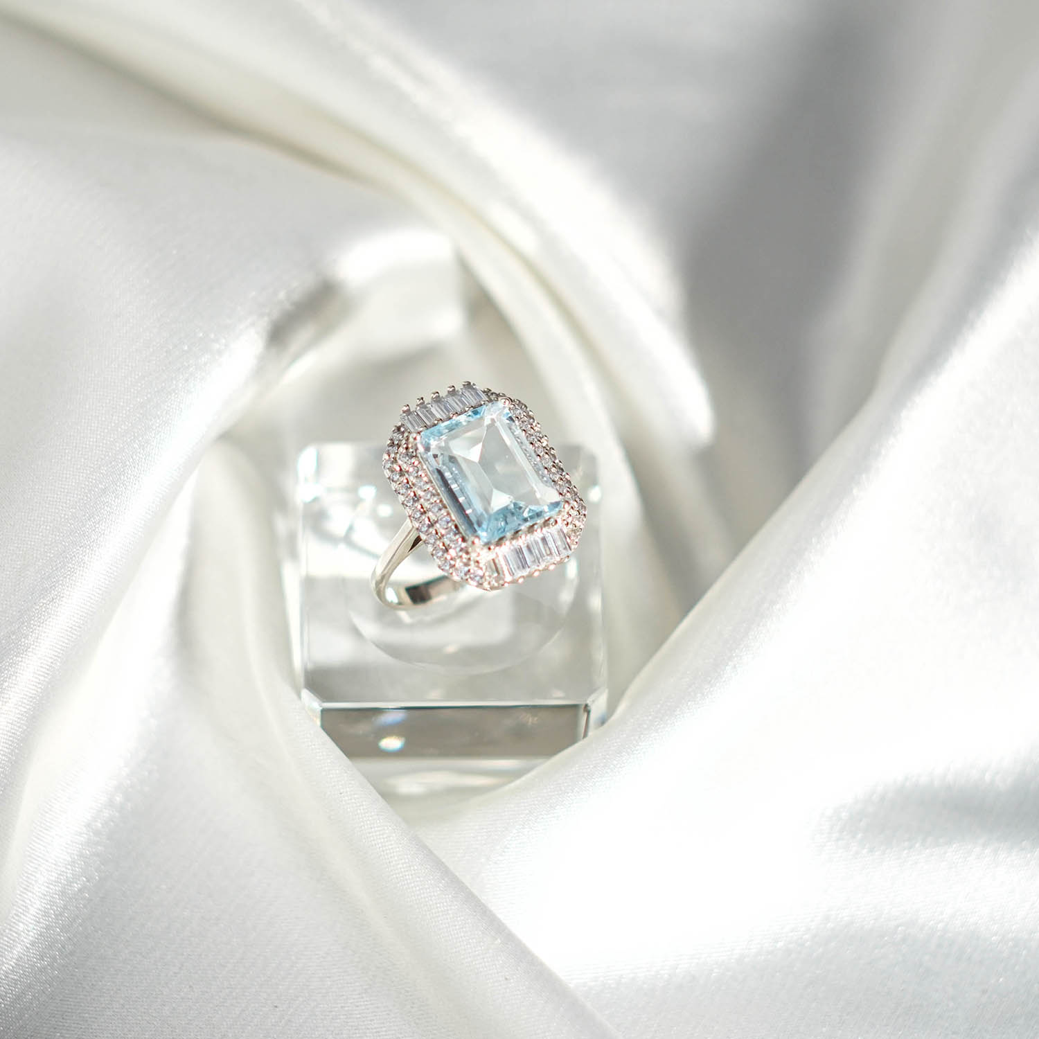 orijinal-blue-topaz-dogal-tas-925-ayar-gumus-baget-halo-yuzuk-8-5ct Orijinal doğal açık mavi topaz taşı fasetli baget kesim 925 ayar gümüş halo kadın yüzük 8,5ct.