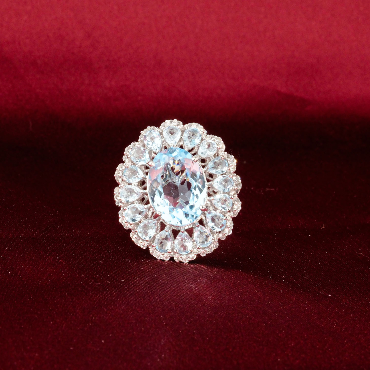 Orijinal doğal berrak gök mavisi oval faset blue topaz taşlı çift sıra halo 925 ayar gümüş kadın tasarım yüzük ayna yansımalı çekim.