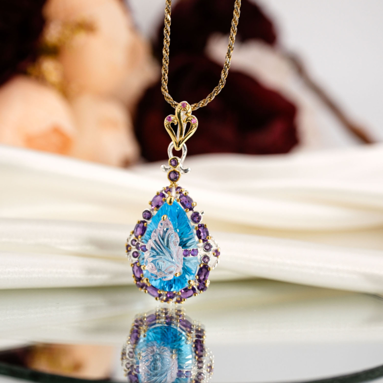 Carving çiçek oymalı doğal buz mavisi damla blue topaz ve ametist halo taşlı 925 ayar gümüş kadın kolye ahşap büst stüdyo çekimi.