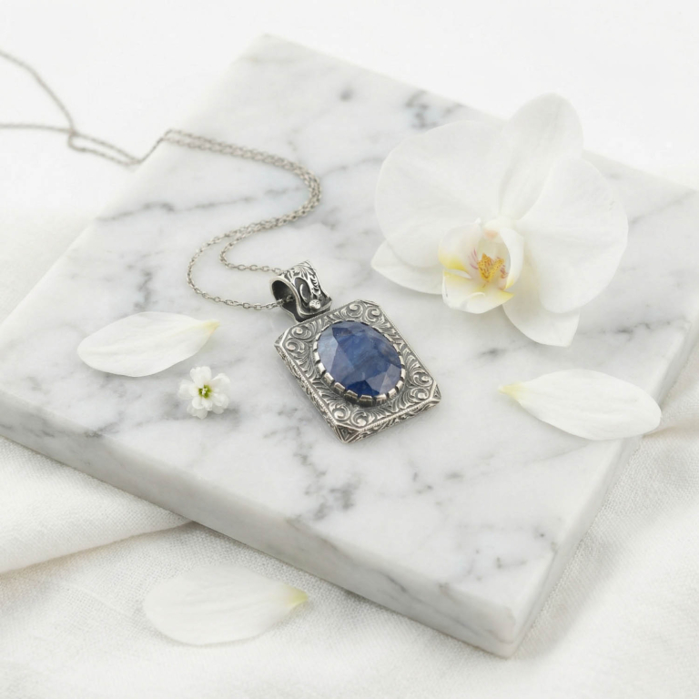 Orijinal doğal mavi safir taşı oval faset kesim 925 ayar gümüş oksit kalem işlemeli tasarım kolye 6,50ct.