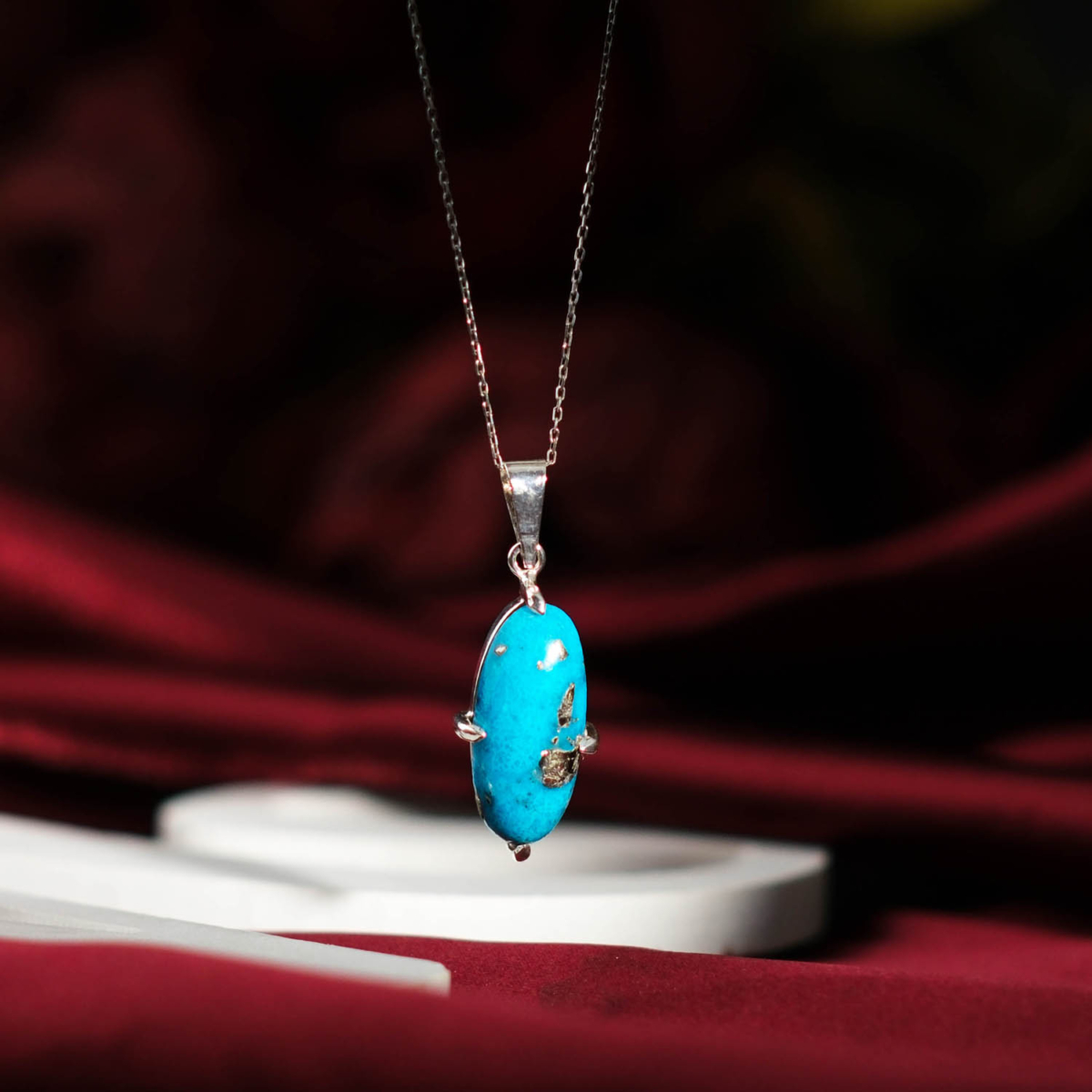 Orijinal doğal pirit damarlı turkuaz firuze taşı uzun oval kabaşon 925 ayar gümüş tırnaklı unisex kolye.