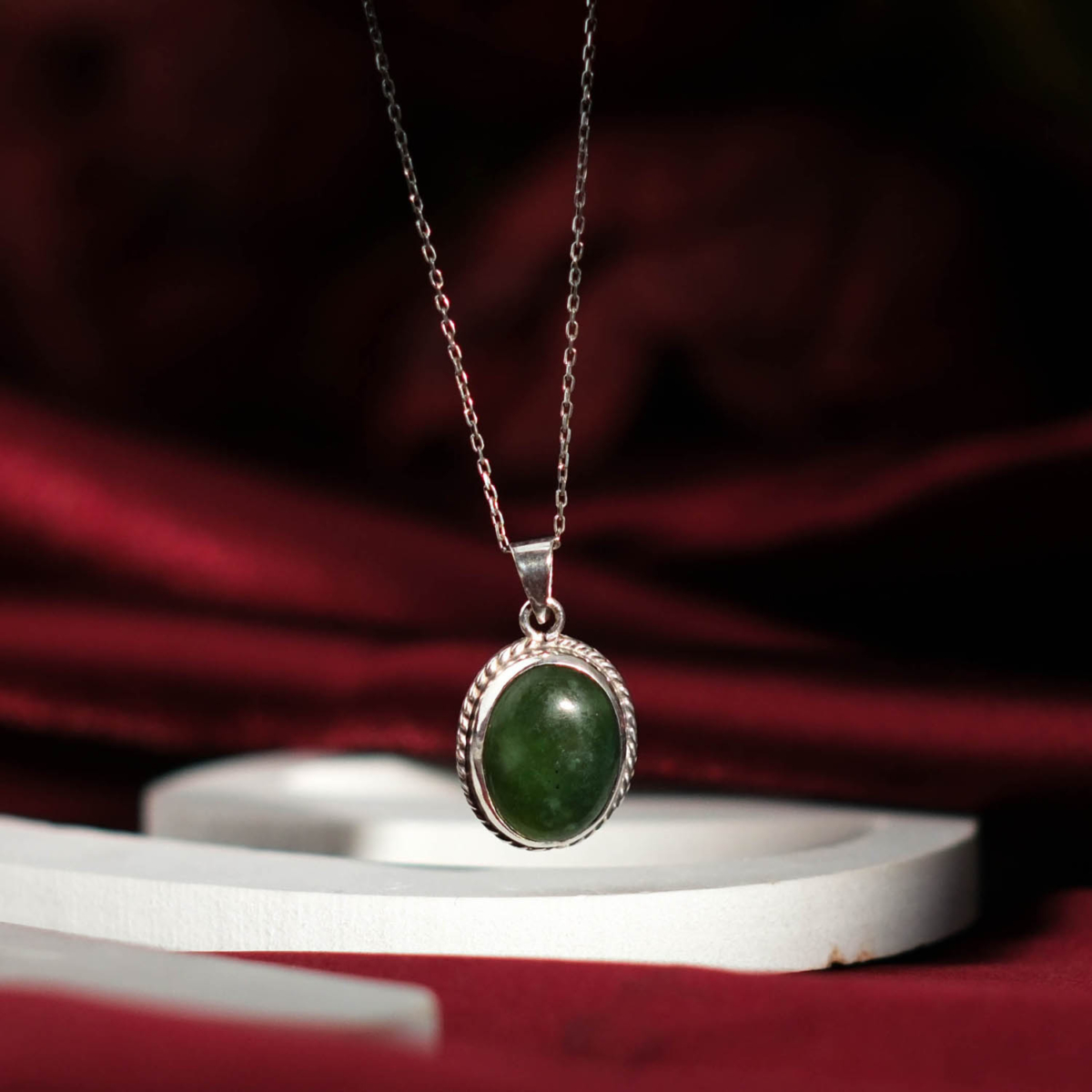 Orijinal doğal koyu yeşil nefrit yeşim taşı oval kabaşon 925 ayar gümüş burgu çerçeve unisex kolye bordo fon çekimi