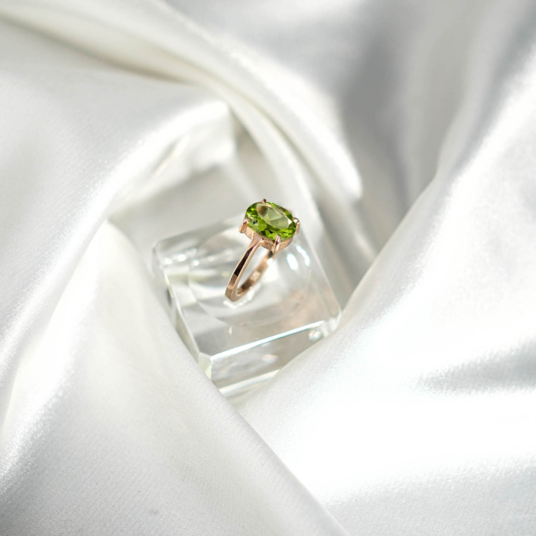 Orijinal doğal zebercet peridot taşı oval faset kesim 925 ayar gümüş rose kaplama kadın yüzük.