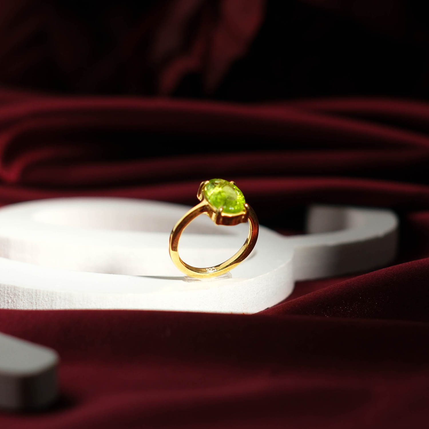 orijinal-zebercet-peridot-dogal-tas-faset-925-ayar-gumus-gold-kadin-yuzuk Orijinal doğal fıstık yeşili fasetli zebercet peridot taşı sarı altın kaplama 925 ayar gümüş kadın yüzük bordo fon çekimi.