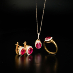 Parure de bijoux royale pour femme avec rubis ovales naturels et diamants en argent 925 doré comprenant collier, boucles et bague.