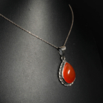 Pendentif unisexe en argent 925 orné d'une agate cornaline rouge naturelle taillée en goutte.